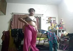 ポリーナは頭を吸って、彼女の猫の深いあなたの股を高めるために彼女の足を広げる えろ 女