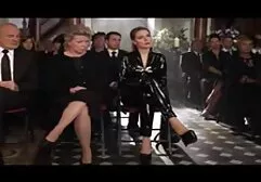 二つの美しいロシア弄ルームのすべてが散在しています 女 えろ 無料