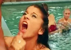 野生のcocksuckerは、お尻にコックを取ります 女 同士 エロ 動画