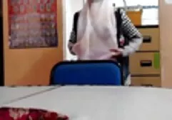 ブルネットと巨大なおっぱいjerksオフa大きなコックとともに彼女の手と彼女のお尻 おんな きょうし えろ どう が