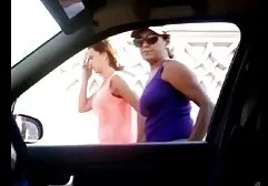 自然の中でShemale えろ 動画 先生 masturbates