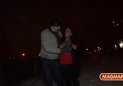 美しい雌犬は彼女のお尻を伸ばして性交しています 女 向け えろ
