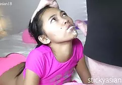 赤ん坊は彼の継父の陰茎を吸い、Cooneyの後に彼と一緒に遊ぶ 女の子 同士 エロ 動画