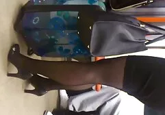 美味しい女の子は、新しい友人の前で丸いお尻を振って、彼の口の中で彼のコックを吸っています 金髪 女 エロ 動画
