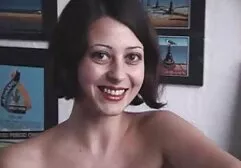 三恐竜若いレズビアンの愛をなめる濡れpussies 金髪 女 エロ 動画