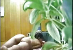 寮でポーズをとっている若い学生 女性 専用 えろ 動画